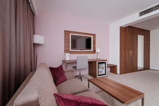 Отель Ramada Plaza Craiova Крайова Люкс с кроватью размера «king-size» - Для некурящих-1